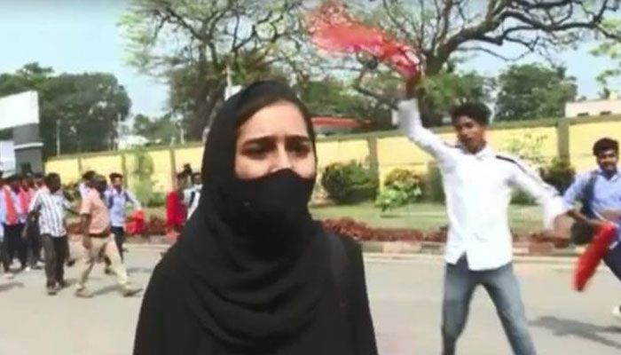 مودی کے حامیوں نے باحجاب طالبہ کو گھیر لیا، جواباً لڑکی کا نعرہ تکبیر