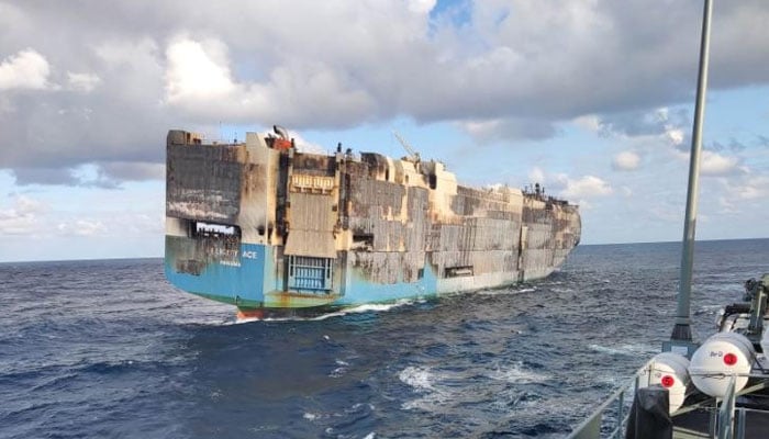 دنیا کی مہنگی ترین گاڑیوں سے لدا مال بردار بحری جہاز سمندر میں ڈوب گیا