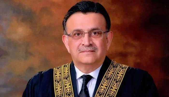 ججز پر الزامات لگانا بند کریں، جسے شکایت ہے مجھ سے بات کرے، چیف جسٹس