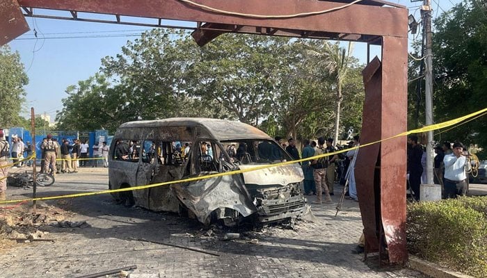 خاتون کا خودکش حملہ، 3 چینی ہلاک، جامعہ کراچی میں کنفیوشس انسٹی ٹیوٹ کے باہر وین کو نشانہ بنایا گیا، ڈرائیور بھی جاں بحق