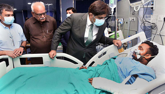 وزیراعلیٰ سندھ نے جناح اسپتال میں بم دھماکے کے زخمیوں کی عیادت کی