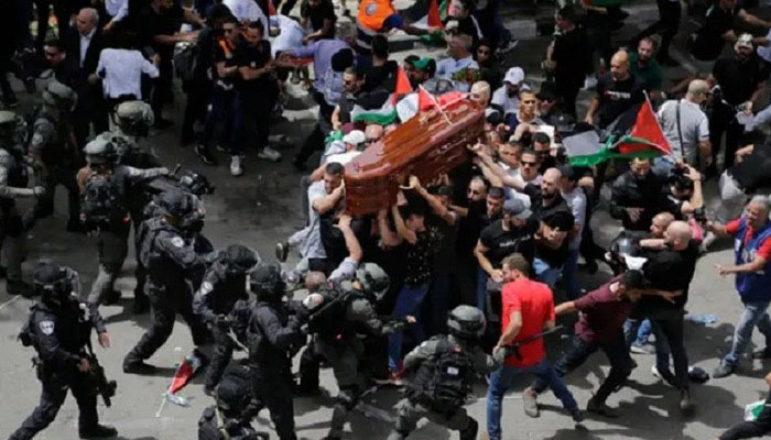 خاتون صحافی کی نماز جنازہ میں شریک فلسطینیوں پر اسرائیلی فورسز کا تشدد