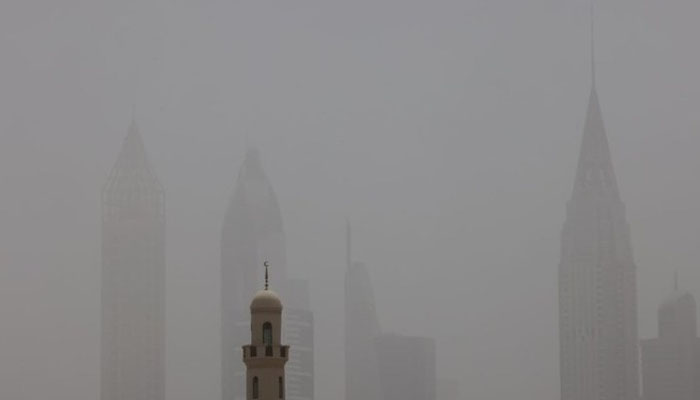 دنیا کی بلند ترین عمارت برج خلیفہ گرد و غبار کے طوفان میں چُھپ گئی