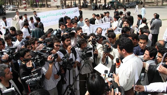 افغان حکومت تبدیلی کے بعد ملک چھوڑنے والے صحافیوں کو شدید مشکلات