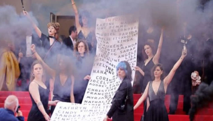 کانز فلم فیسٹیول، ریڈ کارپیٹ پر خواتین پر تشدد کیخلاف گروپ کا احتجاج