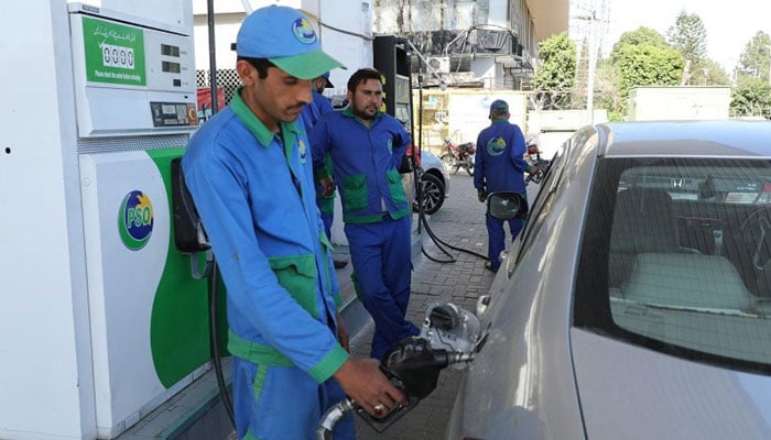 عمران حکومت نے پٹرول کی قیمت میں 68 فیصد اضافہ کیا