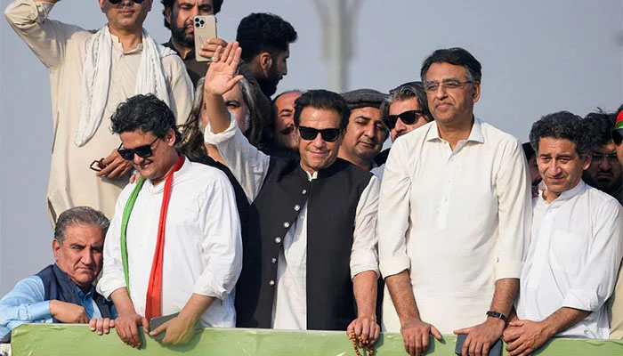 عمران خان نے اچانک اپنا حقیقی آزادی مارچ کیوں ختم کیا؟