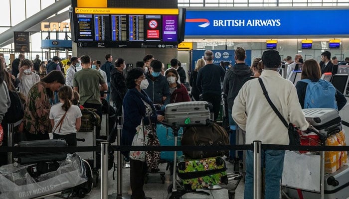 برطانوی ہوائی اڈوں پر عملے کی شدید قلت،حکومت اور ائر لائنز کی ایک دوسرے پر تنقید