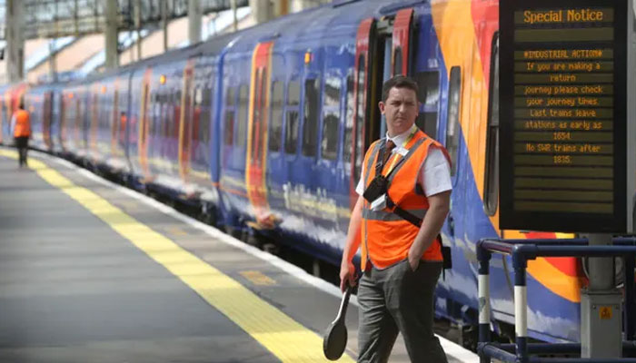 برطانیہ میں ریلوے ورکرز کی ہڑتالیں جاری، لاکھوں مسافروں کو شدید مشکلات کا سامنا