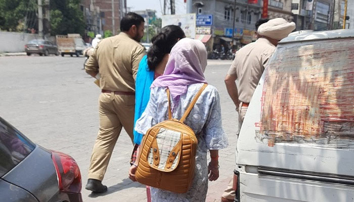 بھارتی اسکول ٹیچر کو پاکستانی نوجوان سے دوستی مہنگی پڑ گئی، واہگہ پر گرفتار