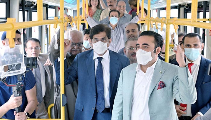 بلاول نے پیپلز بس سروس کا افتتاح کردیا، وزیراعلیٰ سندھ، وزیر ٹرانسپورٹ کیساتھ سفر، سہولتوں کا جائزہ