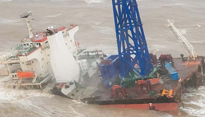 بحیرہ جنوبی چین میں طوفان کے دوران جہاز دو ٹکڑے ہوگیا، متعدد افراد لاپتا