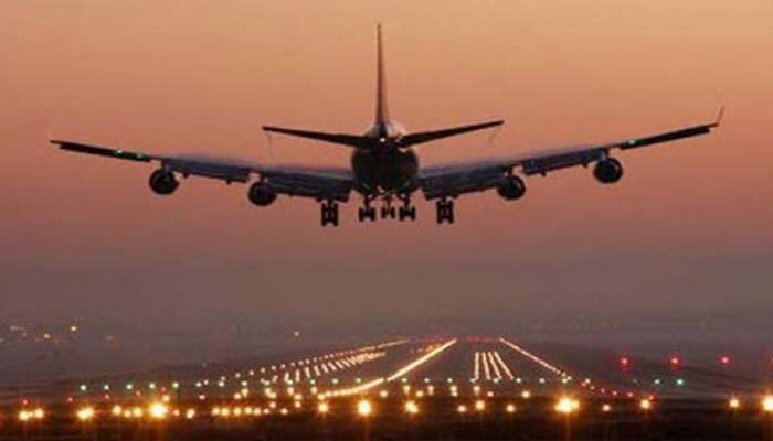 لاہور ایئرپورٹ پر طیارے سے ایک بار پھر پرندہ ٹکرا گیا