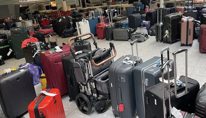 پروازوں میں تاخیر کے سبب ہیتھرو ائرپورٹ پر افراتفری کا عالم