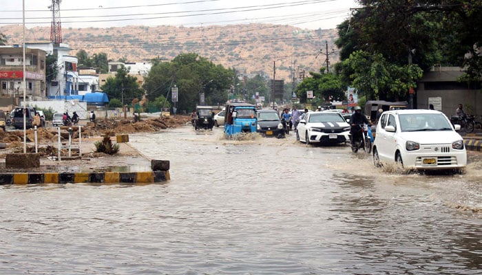 کراچی میں موسلادھار بارش، 2 بچوں سمیت 4 افراد جاں بحق، 2 زخمی