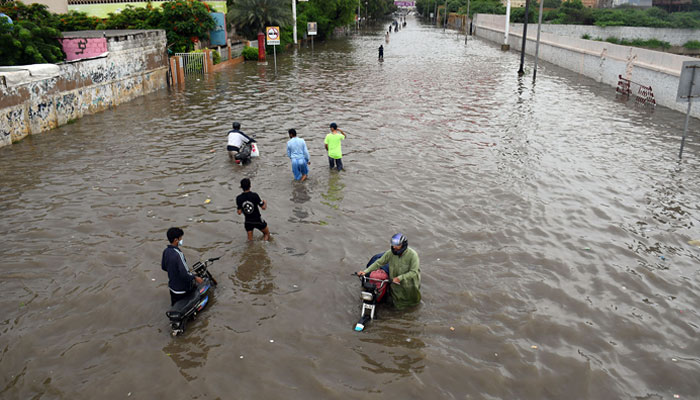بارش سے کراچی میں مزید تباہی، تمام سڑکوں میں گڑھے، کئی دھنس گئیں، نشیبی آبادیاں پانی میں ڈوبی رہیں