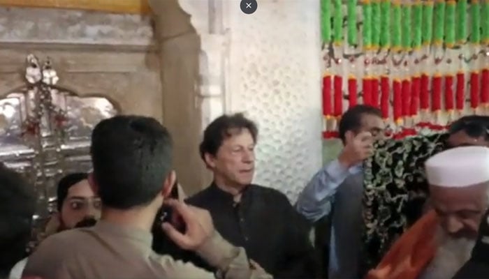 عمران خان کی بابا فرید الدین گنج شکرؒ کے مزار پر حاضری، دعا مانگی بہشتی دروازہ کی چوکھٹ پر سجدہ بھی کیا