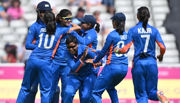 بھارتی خواتین کرکٹ ٹیم فائنل میں، انگلینڈ کو 4 رنز سے شکست
