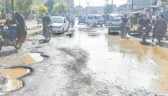 بارشوں کے بعد کراچی کھنڈر، شاہراہیں تباہ، محلوں کی حالت ابتر، حکومت خاموش