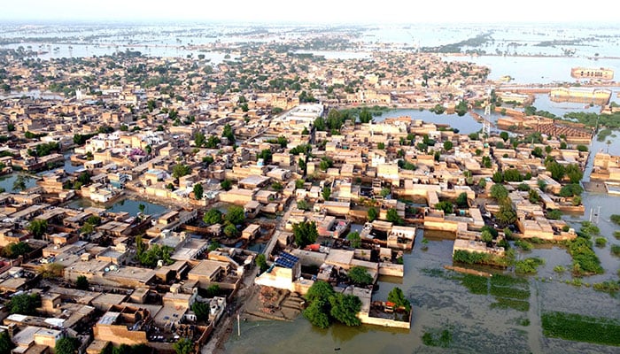 ایک تہائی پاکستان زیر آب، لاکھوں افراد بقا کی جنگ میں مصروف، دریائے سندھ میں پانی کی سطح مسلسل بلند، وزیراعظم کا چارسدہ، نوشہرہ کا دورہ