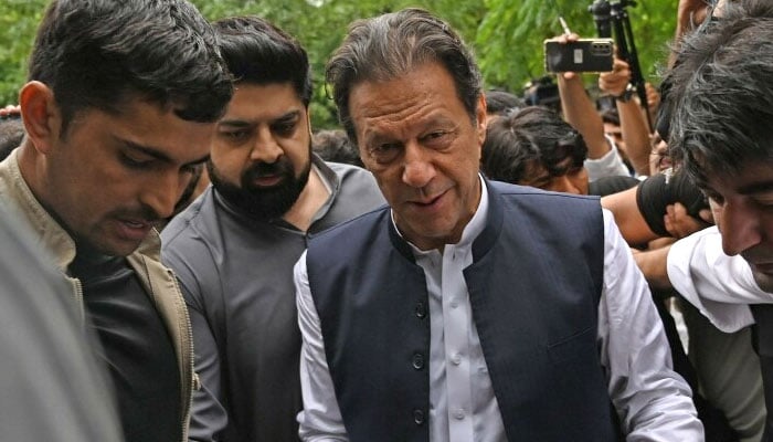 لاکھ روپے کا سوال؛ عمران خان جواب ہی نہیں دیتے