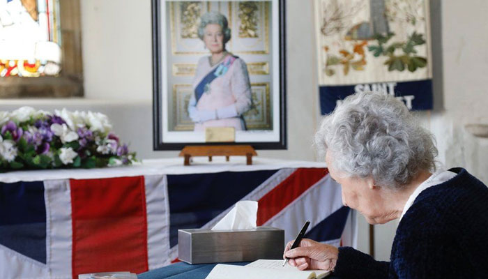ملکہ کی وفات، ساؤتھ ایسٹ بھر میں تعزیت کی کتابیں رکھ دی گئی ہیں، برطانیہ بھر میں قومی پرچم سرنگوں