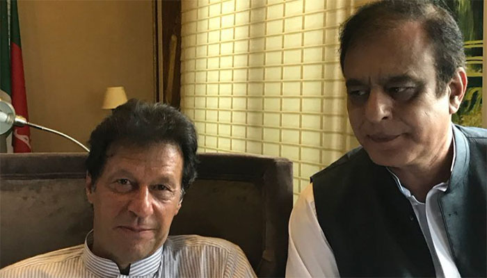 چکوال جلسے سے واپسی پر عمران خان کے ہیلی کاپٹر کے پائلٹ کی طبیعت خراب، شبلی فراز معاون پائلٹ بن گئے