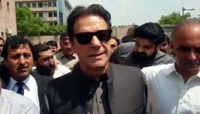 عدالت میں پیشی، عمران خان پر صحافیوں کے سوالات کی بوچھاڑ