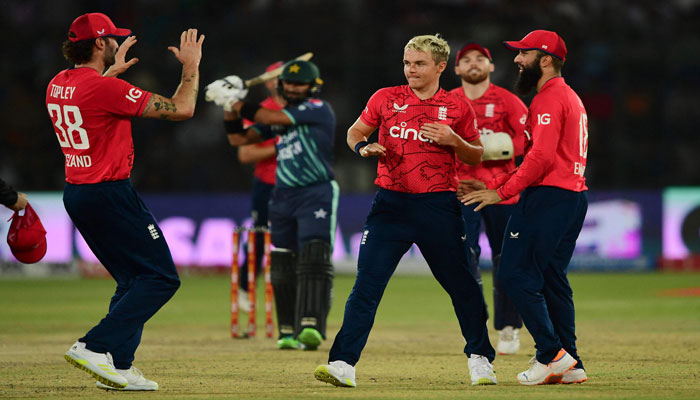 ریکارڈ ساز فتح کے 24 گھنٹے بعد پاکستانی بیٹنگ لائن بری طرح ناکام، انگلینڈ باآسانی تیسرا T20  جیت گیا