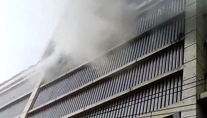 عمارت کی چھٹی منزل پر آگ، فائر بریگیڈ کی 6 گاڑیوں نے قابو پایا