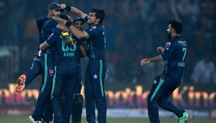 ایک اور اعصاب شکن مقابلہ، پاکستان نے انگلینڈ کو 6 رنز سے ہرادیا، سیریز میں تین دو کی برتری