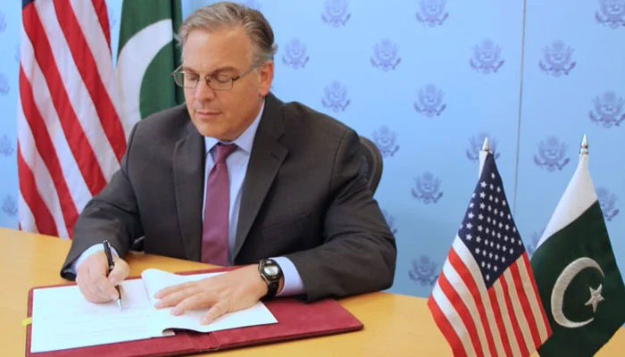پاکستان پر واجب الادا 30.36 ارب روپے امریکی قرض کی واپسی موخر، ڈونلڈ بلوم نے معاہدے ہر دستخط کر دیئے