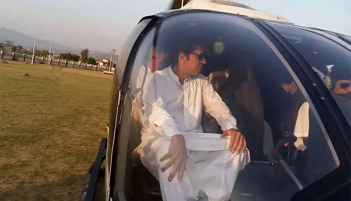 عمران خان نے پھر پختونخوا حکومت کا سرکاری ہیلی کاپٹر استعمال کر لیا