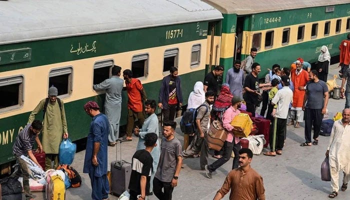 ریلوے کرایوں میں کئی گنا اضافہ، 26 اگست سے بند ٹرین آپریشن جزوی بحال