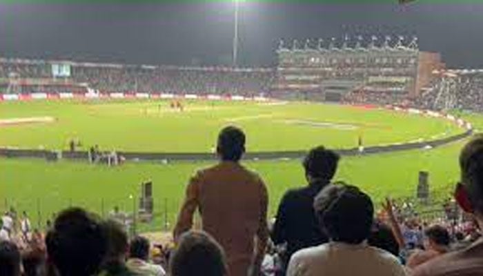 میچ کے بعد مشتعل تماشائیوں کی پاکستانی کھلاڑیوں کیخلاف نعرے بازی