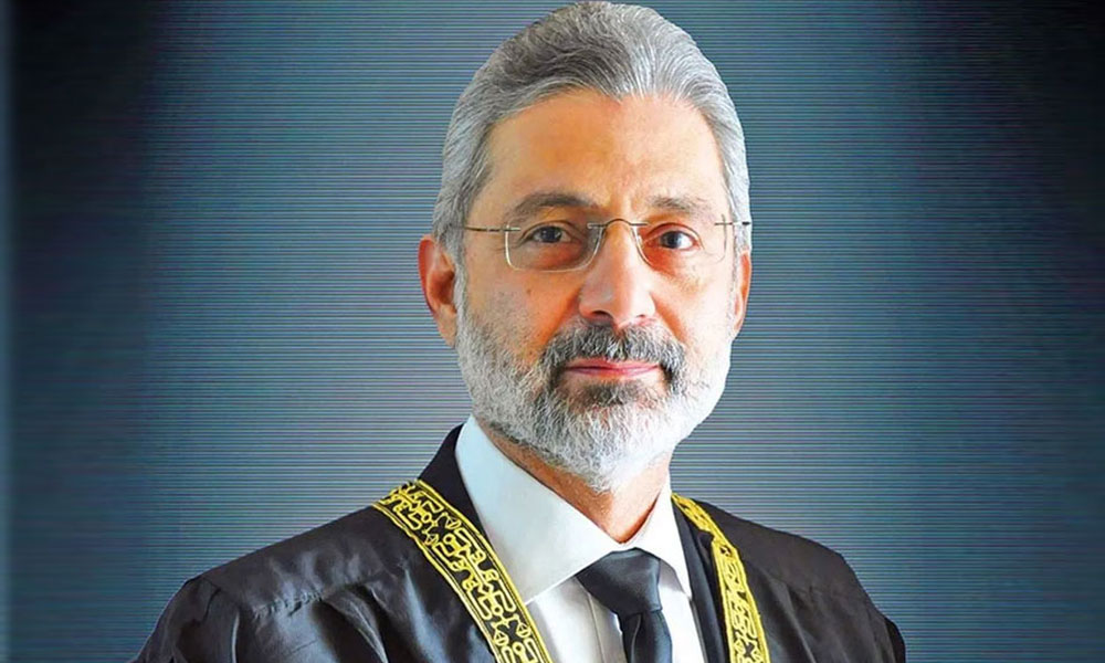 اداروں کے بجائے آئین توڑنے والے جرنیل اور غلط فیصلہ دینے والے ججز پر نام لیکر تنقید کریں، جسٹس فائز عیسٰی