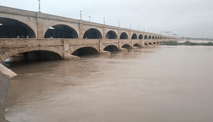 سکھر بیراج کا عارضی گیٹ کھولنے کی کوشش میں کراچی کا غوطہ خور ڈوب گیا، تلاش جاری