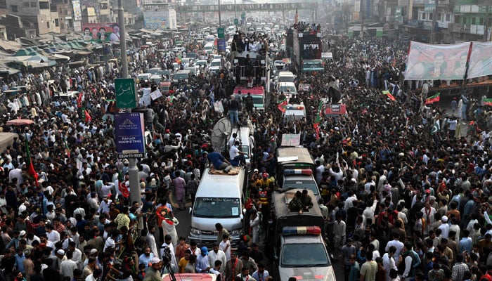 سیاسی ڈائری، لانگ مارچ تاحال لاہور کے مضافات سے باہر نہ نکل سکا