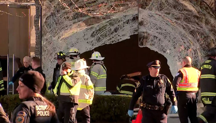 بوسٹن کے قریب ایپل اسٹور میں گاڑی جا گھسی، ایک شخص ہلاک، 16زخمی