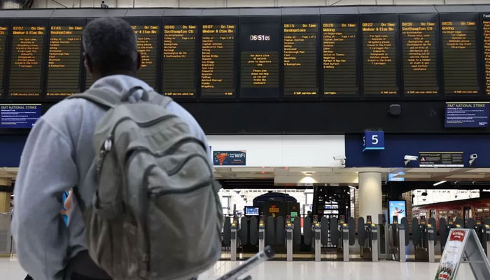 برطانیہ میں ریل ملازمین کی پہیہ جام ہڑتال سے نظام زندگی بری طرح متاثر