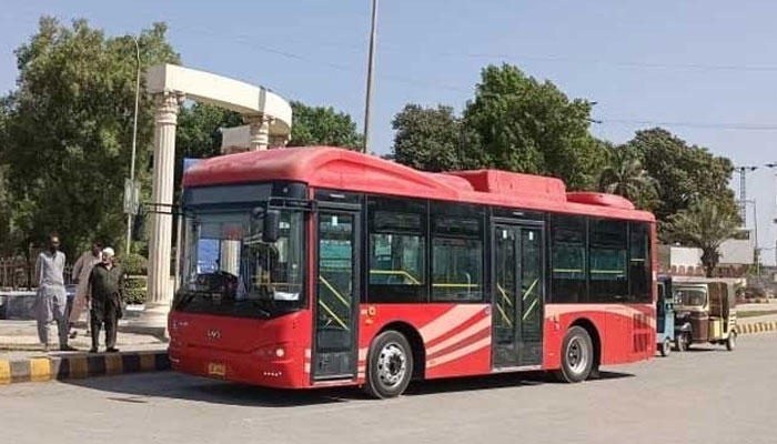 پیپلز بس سروس کے روٹ پر تجاوزات کی بھرمار، ٹھیلے، ٹریفک جام معمول، شہریوں کو شدید مشکلات