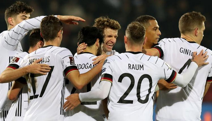 جرمن فٹبال ٹیم اسٹیڈیم میں شائقین کے عتاب کا نشانہ بن گئی