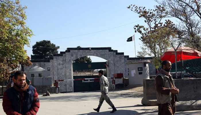 کابل، پاکستانی سفارتخانے پر حملے، فائرنگ سے گارڈ زخمی، ناظم الامور محفوظ، اسلام آباد کا شدید احتجاج، شہباز شریف کا ذمہ داروں کے خلاف کارروائی کا مطالبہ