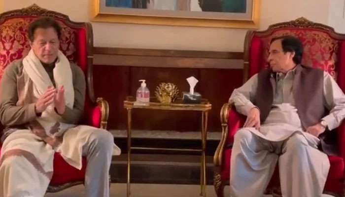وزیراعلیٰ پرویز الٰہی نے اسمبلی تحلیل کرنے کی دستخط شدہ سمری عمران خان کے حوالے کردی