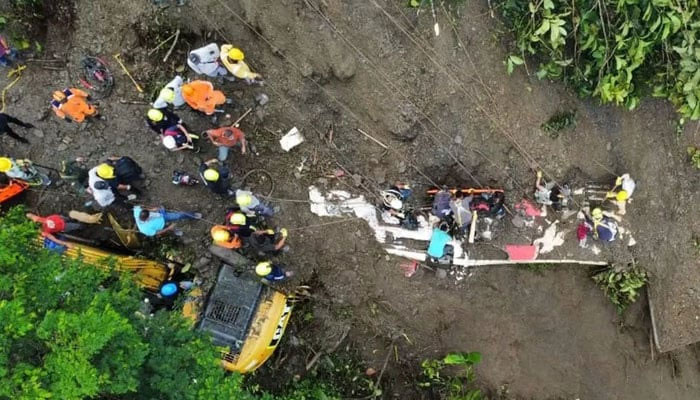 کولمبیا، مٹی کا تودا بس پر آگرا، بچوں سمیت 33 افراد ہلاک