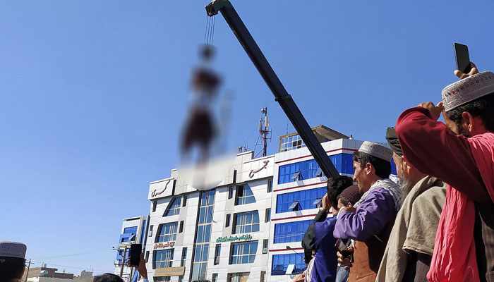 افغانستان، طالبان دور حکومت میں پہلی بار سرعام سزائے موت