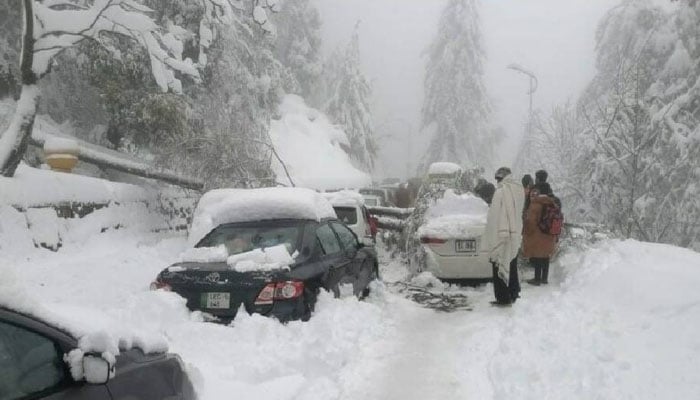 مری میں 8 ہزار سے زائد گاڑیوں کے داخلے پر پابندی عائد