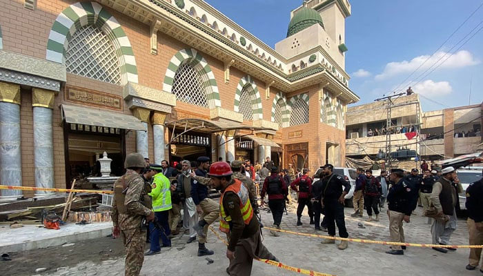 پشاور مسجد خودکش دھماکا، 63 شہید، نماز ظہر کے دوران پولیس لائن میں پہلی صف میں کھڑے بمبار نے خود کو اڑالیا