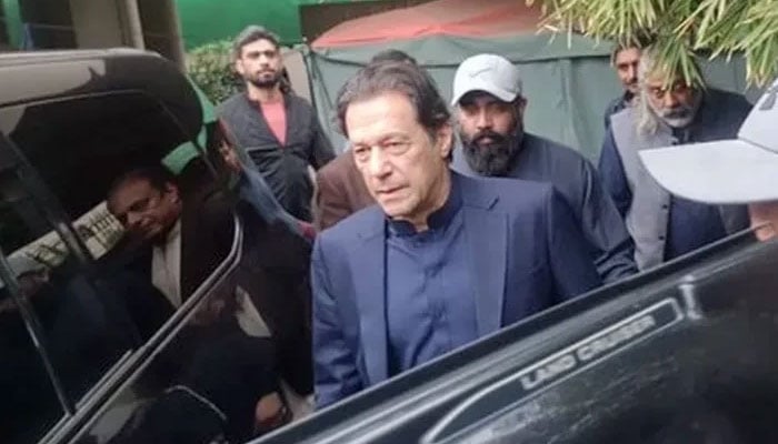 عمران خان نے لاہور ہائیکورٹ سے حفاظتی ضمانت منظور کرالی، عدالت کے باہر دھکم پیل، کئی گھنٹے گاڑی میں بیٹھے رہے