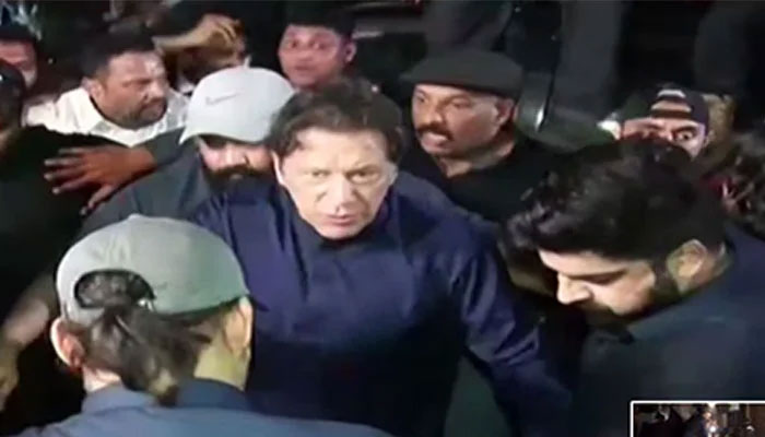 عمران خان کے پیدل چل کر عدالت میں پیش ہونے کے باعث زخمی ٹانگ میں دوبارہ شدید درد